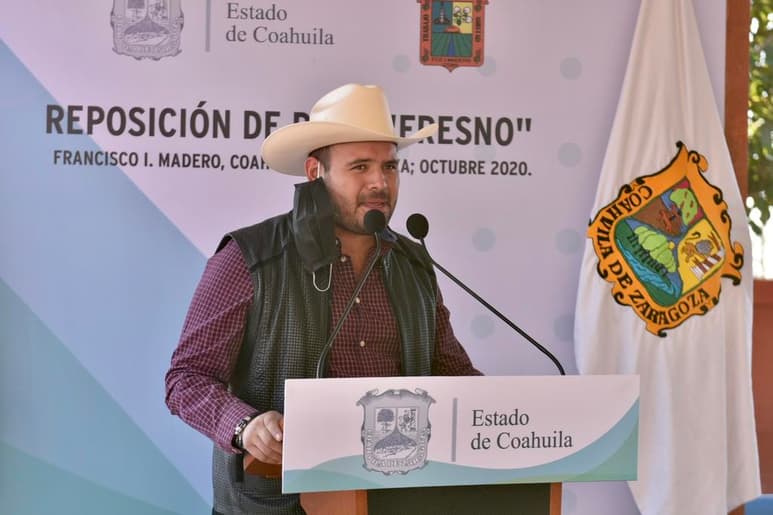 La Secretaría de Salud de Coahuila girará un oficio 'claro y contundente' al alcalde de Francisco I. Madero, Jonathan Ávalos Rodríguez para explicarle a qué tipo de sanciones se puede hacer acreedor si inicia con la distribución del Dióxido de Cloro para personas contagiadas de COVID-19, sobre todo porque la Comisión Federal para la Protección contra Riesgos Sanitarios (Cofepris) no ha autorizado ningún registro sanitario de medicamentos que contengan en su formulación dicha sustancia por lo que ninguna autoridad está facultada para aplicarlo o recetarlo.
(ARCHIVO)