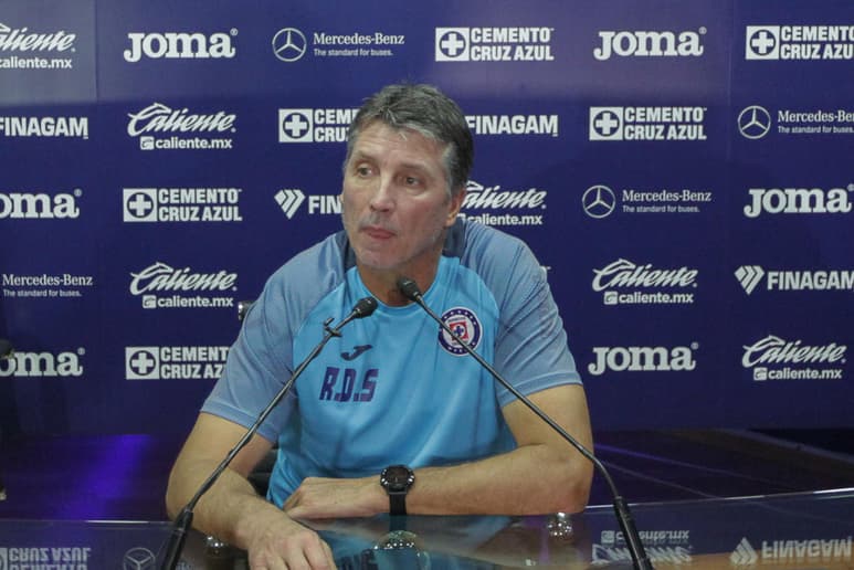 Robert Dante Siboldi, técnico de Cruz Azul, le rehúye al término de ser el principal candidato para llevarse el título en el Guardianes 2020. (ARCHIVO)