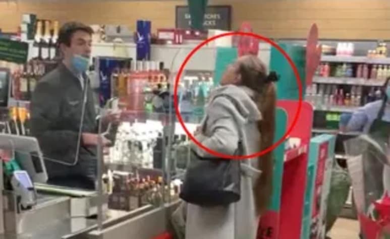 La mujer no traía un cubrebocas puesto (CAPTURA)