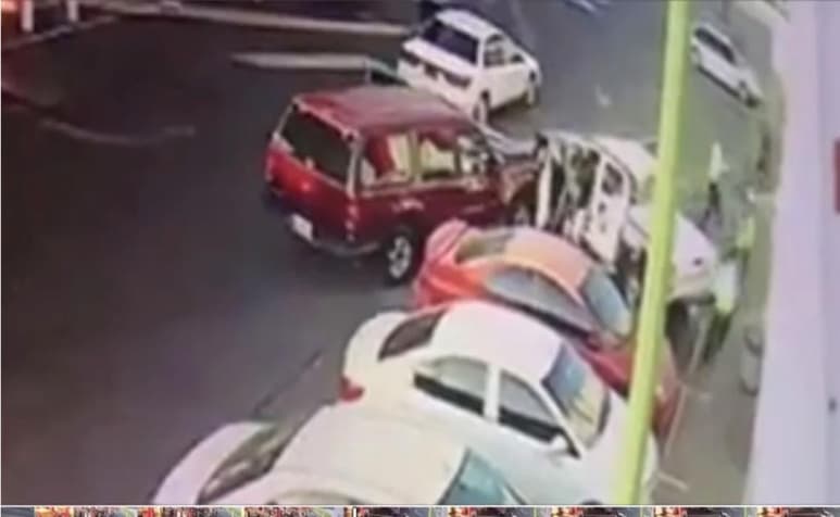 El atraco a una camioneta de valores dejó el saldo de un guardia de seguridad muerto y otro herido. En tan sólo 42 segundos, los asaltantes se llevaron un millón 146 mil 58 pesos. (ESPECIAL)