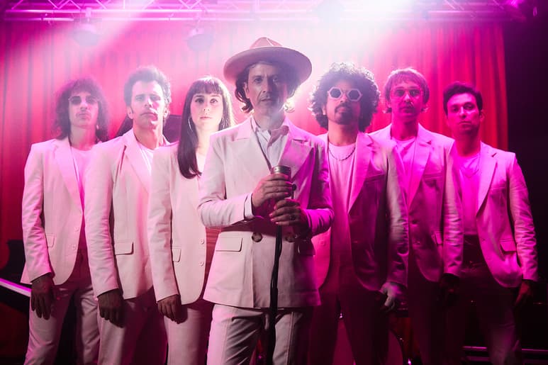 Recientemente el cantautor argentino lanzó la canción La chica de la esquina rosada; se trata del segundo adelanto de lo que será su nuevo material discográfico.