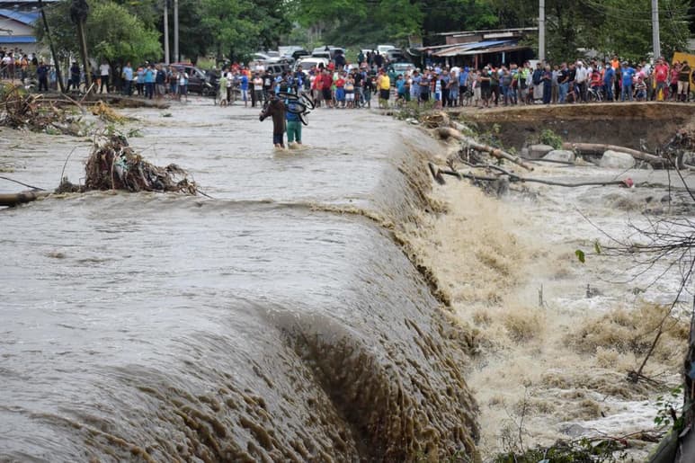 La imagen de la gente subida a los tejados de las casas de comunidades inundadas por el huracán 'Eta' en Honduras y Guatemala y la demora de las autoridades para llegar a los lugares más recónditos y marginados de estos países, era un mal presagio. Para los conocedores de la región, sugería más migración. (ARCHIVO)