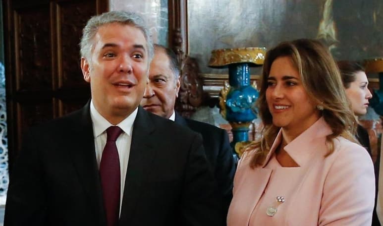 La primera dama de Colombia, María Juliana Ruiz (d), dio positivo al coronavirus SARS-CoV-2 pero de momento es asintomática, informó este martes la Presidencia de la República. (ARCHIVO)