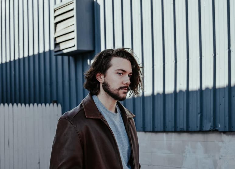 El cabello de los hombres es distinto al de las mujeres. Es más graso y menos resistente. La producción y regulación está regulada por los andrógenos.
(ESPECIAL)
