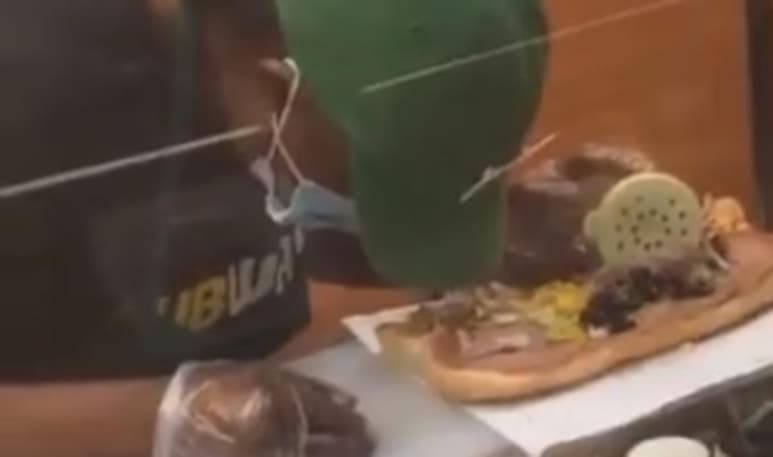 Según la franquicia de comida rápida, su principal prioridad es el bienestar de sus trabajadores, motivo por el que ya investigan la situación en torno al video que se viralizó en redes sociales (CAPTURA)