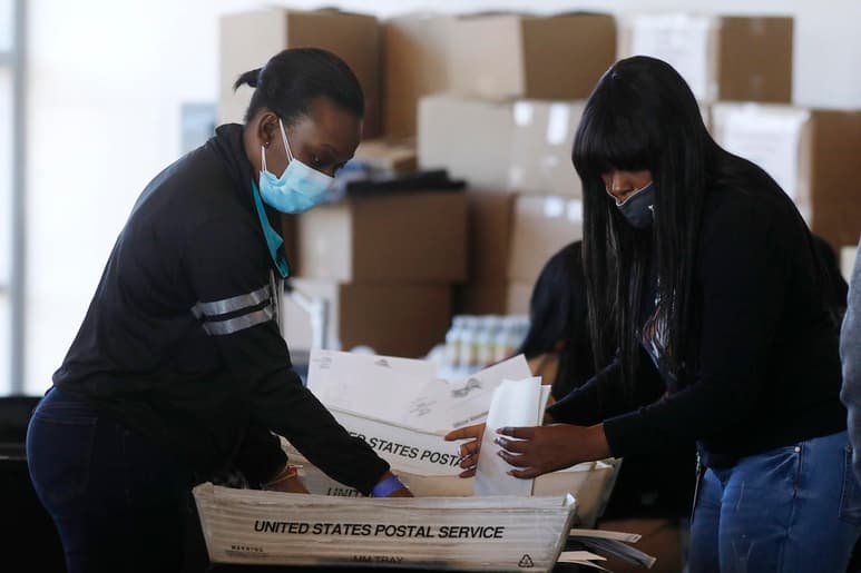 Trabajadores electorales de condados en Georgia iniciaron el martes un recuento con máquinas de los cerca de 5 millones de votos de la elección presidencial en el estado, apenas días después de completar un conteo manual que confirmó la ventaja del presidente electo Joe Biden. (ARCHIVO) 
