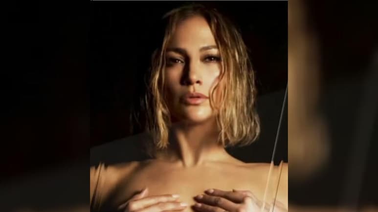 Es muy bien sabido que Jennifer Lopez en donde se pare irradia sensualidad al máximo, pero en esta ocasión dejó a todos sus fans con la boca abierta al mostrarse totalmente desnuda. (ESPECIAL)