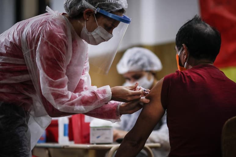 El primer ministro canadiense, Justin Trudeau, admitió este martes que la falta de capacidad de producción de vacunas de Canadá hará que los habitantes del país accedan al suero contra la COVID-19 después de que esté disponible en Estados Unidos. (ARCHIVO)