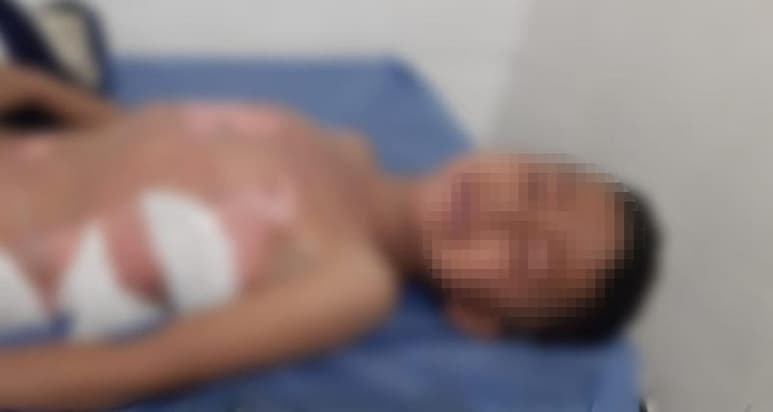 Un menor de cinco años de edad resultó con quemaduras de segundo grado en el 70 por ciento de su cuerpo tras caer en una tina con agua hirviendo en la colonia Ricardo Flores Magón de la ciudad de Gómez Palacio.
(EL SIGLO DE TORREÓN)