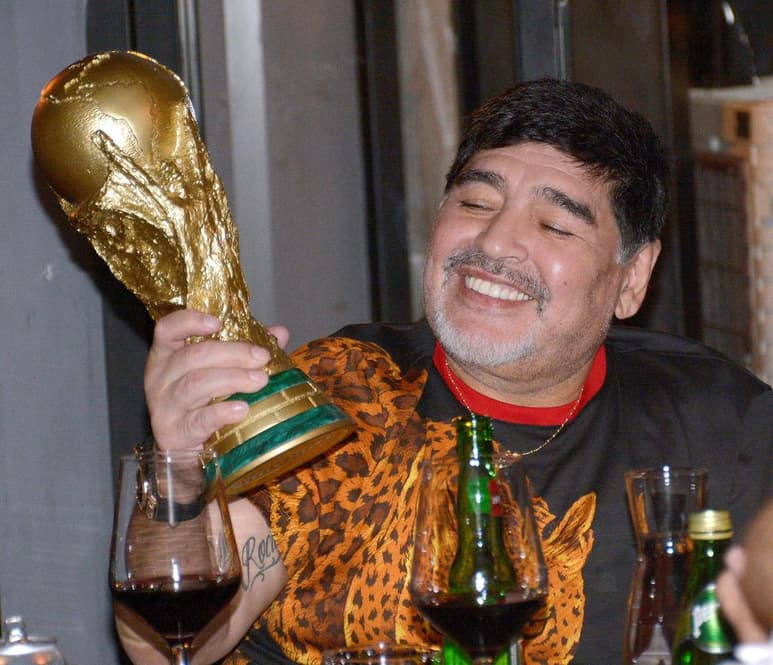 En 1986, Diego Maradona fue campeón del Mundo con la selección argentina y premio al mejor futbolista del mundo de la FIFA. (ARCHIVO)