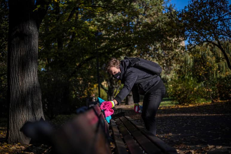 Escasean las toallas húmedas en los anaqueles de las tiendas, y los negocios acentúan sus medidas sanitarias para tranquilizar a sus clientes. En Nueva York, el metro deja de funcionar de noche para que lo desinfecten. (ARCHIVO)