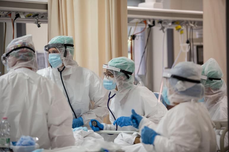Francia sumó en las últimas 24 horas 16,282 contagios de coronavirus y 384 fallecidos por esa enfermedad, lo que supone un importante crecimiento con respecto a la víspera, cuando el número de positivos fue de menos de 10,000. (ARCHIVO)