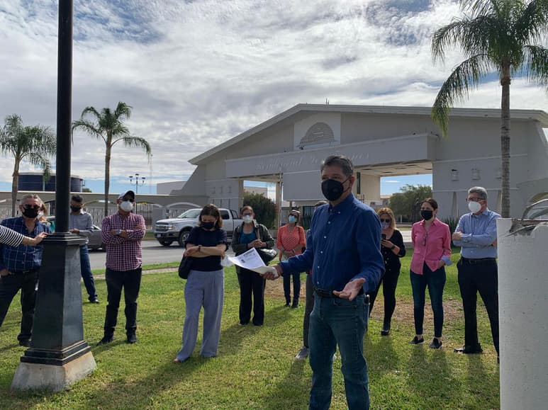 Habitantes de fraccionamientos residenciales en el norte de Torreón se manifestaron durante este miércoles en contra del Simas Torreón, exigieron que el sistema detenga las obras correspondientes a la interconexión de tuberías de agua potable entre el pozo de extracción número 4 y otros sectores aledaños, temen que disminuya su presión de agua. (ERICK SOTOMAYOR)