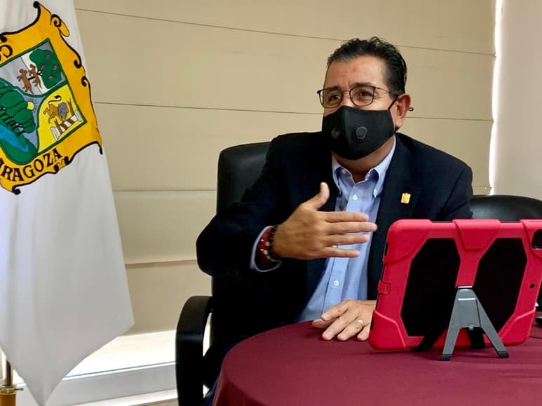 “No podemos estar esperando que caigan inversiones”, afirmó el representante del Gobierno de Coahuila en la Laguna, José Antonio Gutiérrez Jardón, quien adelantó que la plataforma “Invest In México” (Invierte en México) funcionará de manera completa a partir del próximo mes de enero, esto a iniciativa de la Alianza Federalista como manera de atraer nuevas empresas al país y ante la desaparición de organismos como ProMéxico. (ERICK SOTOMAYOR)
