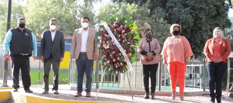 Se colocó una ofrenda floral en el monumento Alexia en Lerdo.