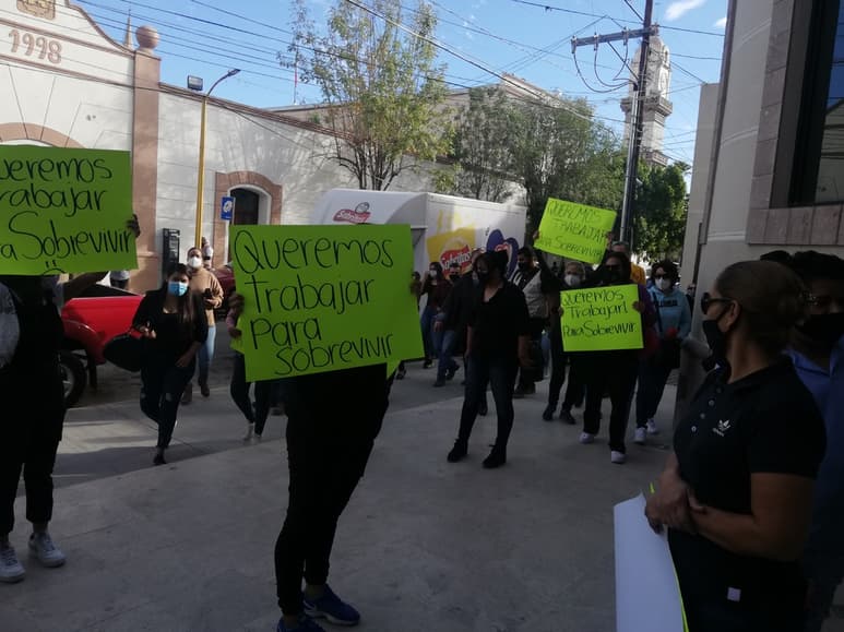 Los manifestantes se instalaron desde la mañana a las afueras de la presidencia municipal para solicitar dialogar con el alcalde.