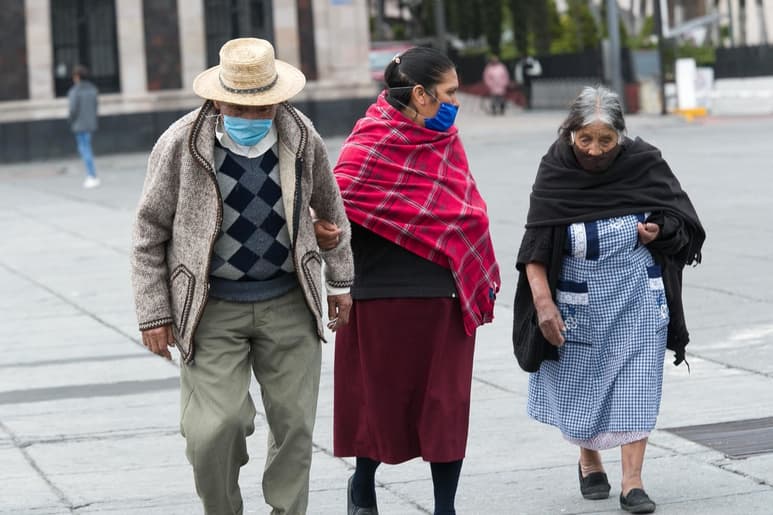 Se han propuesto algunas líneas de acción en conjunto con los bancos para proteger a los adultos mayores, además de que se recomienda que nunca asistan solos al cajero. (ARCHIVO)