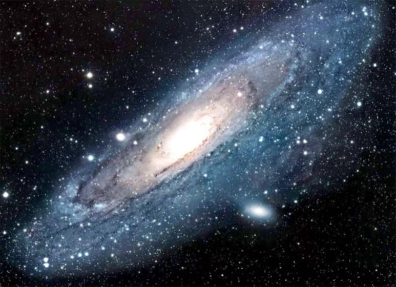 Un equipo internacional de astrónomos, en el que participan investigadores españoles de Canarias y Andalucía, descubrió que las mareas provocadas por la interacción gravitatoria de una galaxia cercana es el mecanismo que causa la eliminación de materia oscura en la galaxia NGC1052-DF4. (ESPECIAL)