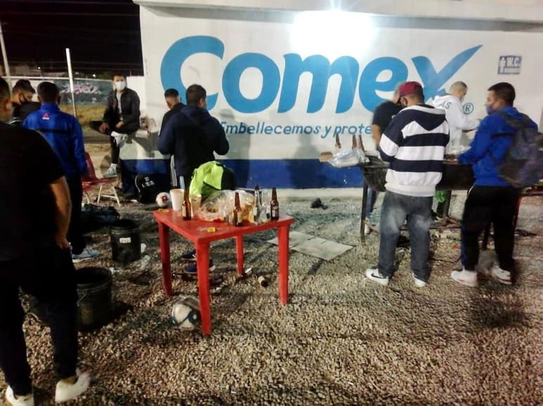La noche de este miércoles la Secretaría de Finanzas y la Policía Civil de Coahuila clausuraron una cancha de futbol en la colonia Valle del Nazas de Torreón, por la venta y consumo de bebidas alcohólicas, acción no autorizada por el Subcomité Técnico de Salud en La Laguna.
(EL SIGLO DE TORREÓN)