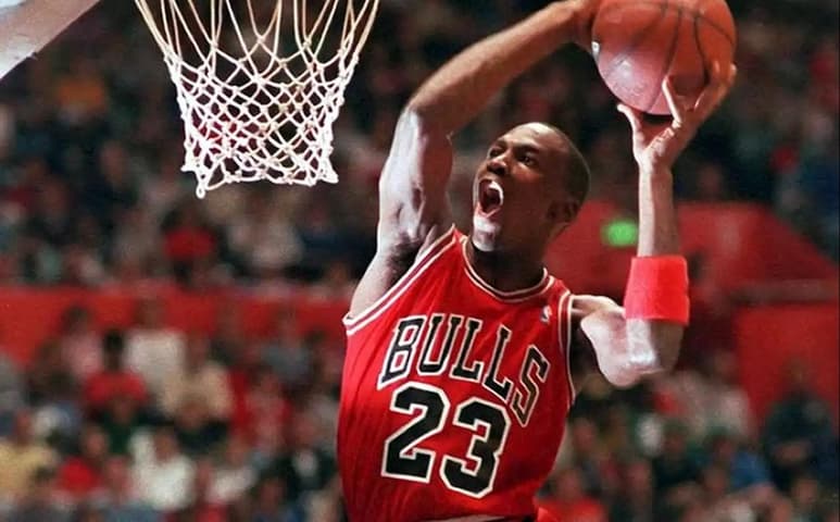 Michael Jordan dijo que el dinero proviene de las ganancias que obtuvo del documental 'The Last Dance'. (ESPECIAL)
