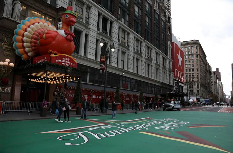 El tradicional desfile de Acción de Gracias de Nueva York se celebró este jueves, pero sin apenas público y con un recorrido mucho más corto, debido a las restricciones impuestas por la pandemia de la COVID-19. (ARCHIVO)