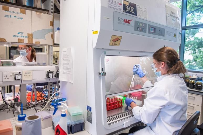 La farmacéutica AstraZeneca valora realizar un 'estudio adicional' que valide los resultados de la eficacia de su vacuna contra el coronavirus, tras desvelarse que hubo cambios de dosificación no previstos en su primer ensayo, afirmó este jueves el consejero delegado de la firma, Pascal Soriot. (Especial)