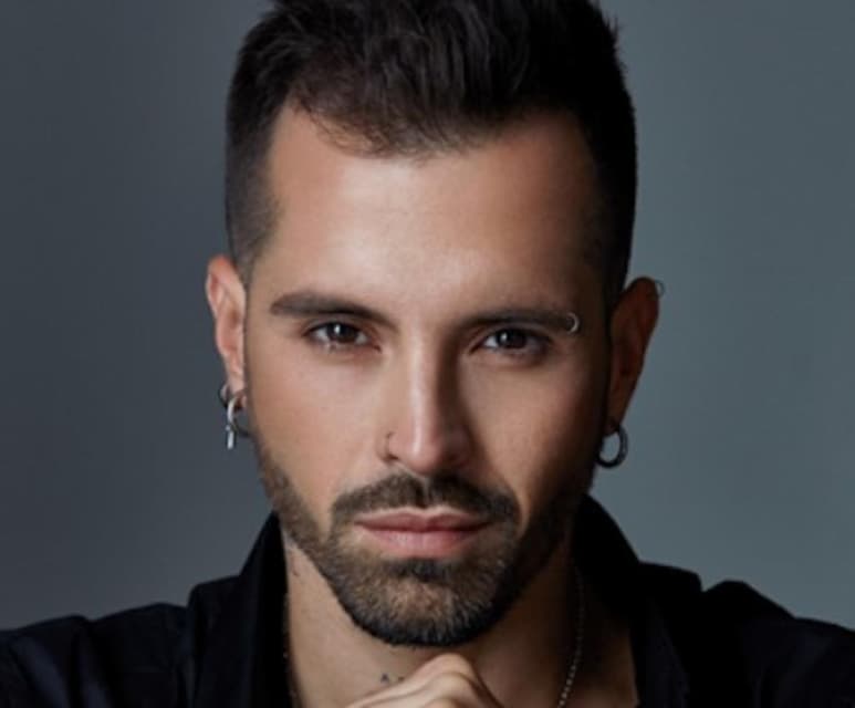 Hace más de 20 años, un profesor del colegio le dijo a Mike Bahía que un día ganaría un Grammy y casi como profecía el cantante colombiano fue reconocido el jueves pasado como Mejor artista nuevo en los Latin Grammy. (Especial)