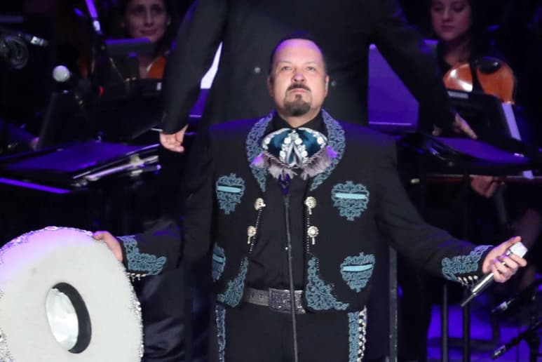 Pepe Aguilar, ofreció una misa de cuerpo presente a la que en persona acudieron sus seres queridos, todos portando cubrebocas, pero que también pudo verse a través de la página oficial de Facebook del cantante. (ARCHIVO)