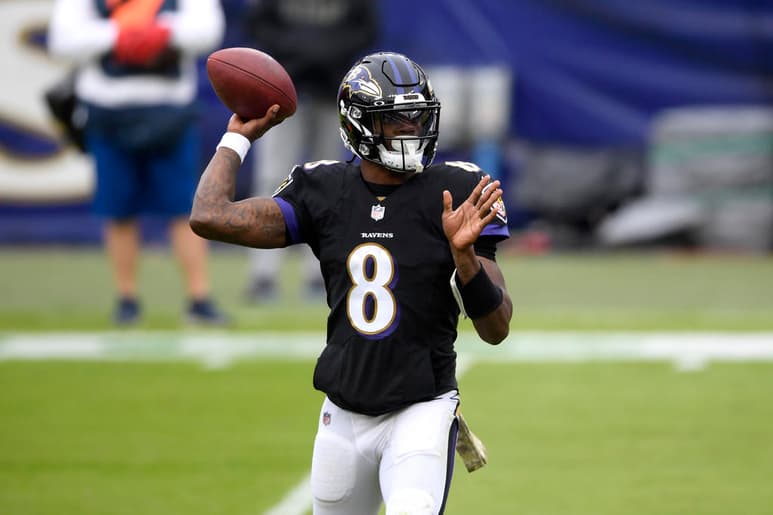Los contagios de COVID-19 continuaron este jueves dentro del equipo de los Ravens de Baltimore y uno de los afectados fue su mariscal de campo estelar Lamar Jackson. (ARCHIVO)