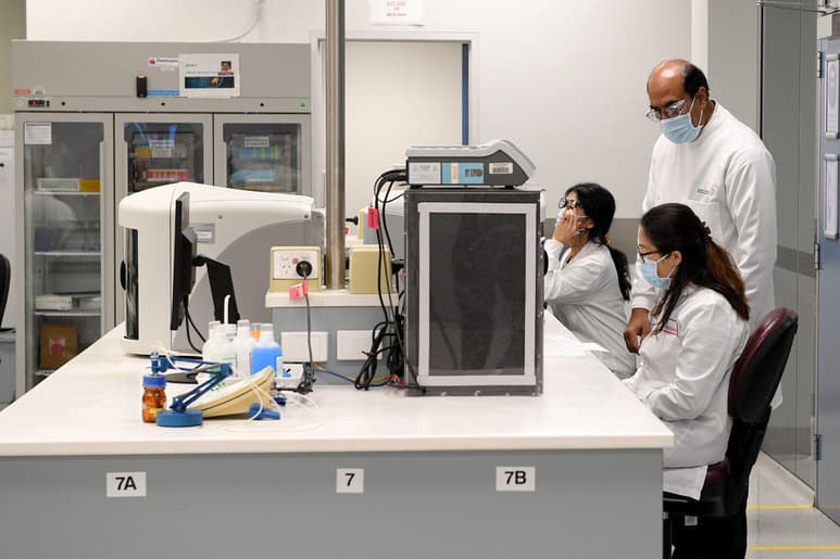 Tras detectarse el error en la vacuna experimental contra el COVID-19 de la farmacéutica AstraZeneca y la Universidad de Oxford, el gobierno de Reino Unido pidió profundizar los estudios antes de que sea comercializada. (ARCHIVO)