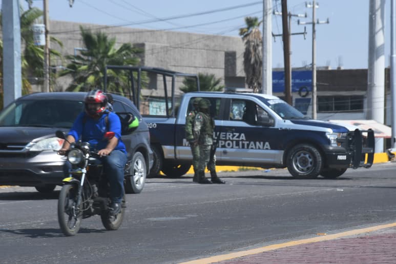 El inculpado intentó escapar, pero fue detenido por los uniformados, y al ser registrado le encontraron una pistola.