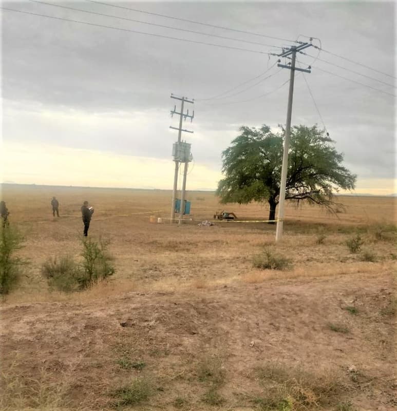 Un hombre perdió la vida luego de recibir una descarga eléctrica cuando presuntamente intentaba robar el cableado de la Comisión Federal de Electricidad (CFE) en el municipio de Mapimí.
(EL SIGLO DE TORREÓN)