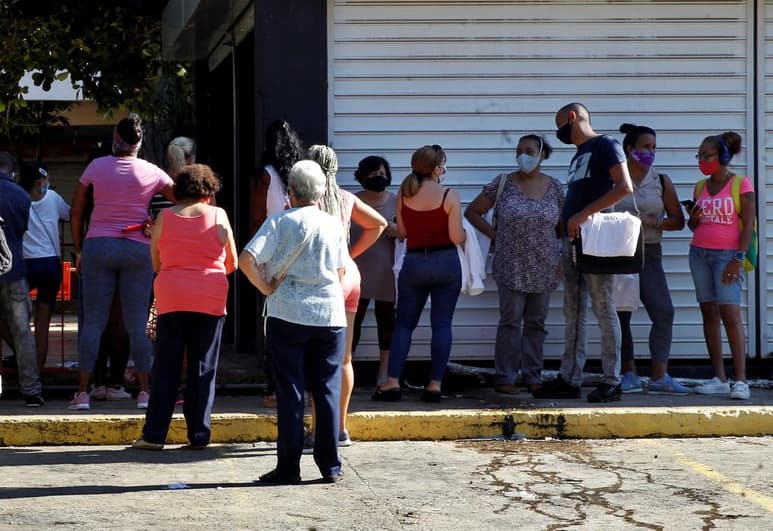 Cuba confirmó este viernes 28 nuevos casos importados de COVID-19 para un acumulado de 155 personas que llegaron contagiadas a la isla durante la última semana, una tendencia en notable aumento tras la apertura de todos sus aeropuertos a los vuelos regulares. (ARCHIVO)