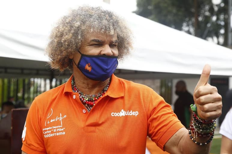 El exfutbolista colombiano Carlos 'el Pibe' Valderrama afirmó este viernes que Diego Armando Maradona 'nunca se va a ir' y tras su fallecimiento pidió al mundo recordarlo como un 'monstruo del fútbol' y un 'adelantado'. (ARCHIVO)