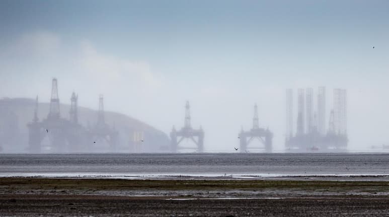 El precio del barril de petróleo Brent para entrega en enero terminó este viernes en el mercado de futuros de Londres en 48.27 dólares, un 0.98 % más que al finalizar la sesión anterior. (ARCHIVO)