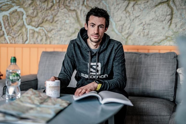 El español Kilian Jornet, siete veces campeón de la Copa del Mundo de carreras por montaña, se retiró debido a unos problemas físicos de su intento de batir el mayor número de kilómetros en 24 horas corriendo sin parar cuando llevaba diez horas y cuarenta minutos sobre el asfalto de la pista de Måndalen, Noruega. (ARCHIVO)