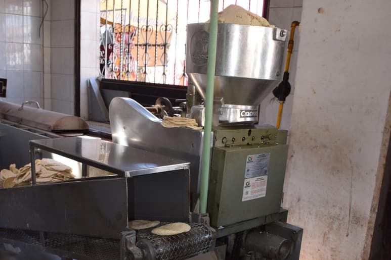 Diversas asociaciones de tortilleros fueron advertidas por la Comisión Federal de Competencia Económica (Cofece) de que es contra la ley ponerse de acuerdo para manipular los precios del kilo de tortilla, porque de realizarse aumentos por consenso habrá multas y hasta sanciones penales. (ARCHIVO)