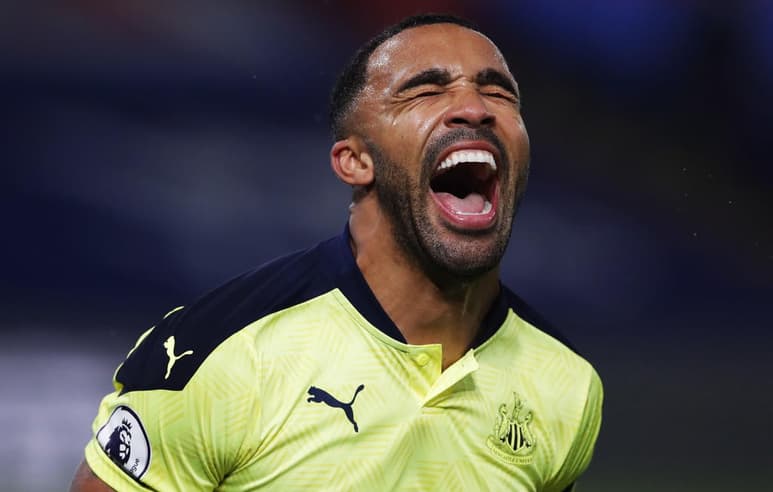 El Newcastle consiguió este viernes una victoria agónica sobre el Crystal Palace (0-2) gracias a dos goles de Callum Wilson y del brasileño Joelinton Cassio sobre la bocina, en los minutos 88 y 90, que asentaron al equipo de Steve Bruce en la zona media de la clasificación de la Premier League. (ARCHIVO)