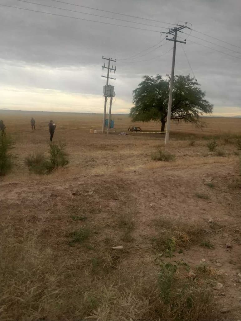Algunos familiares observaron al hombre tendido en el suelo a un costado de un transformador de la CFE.