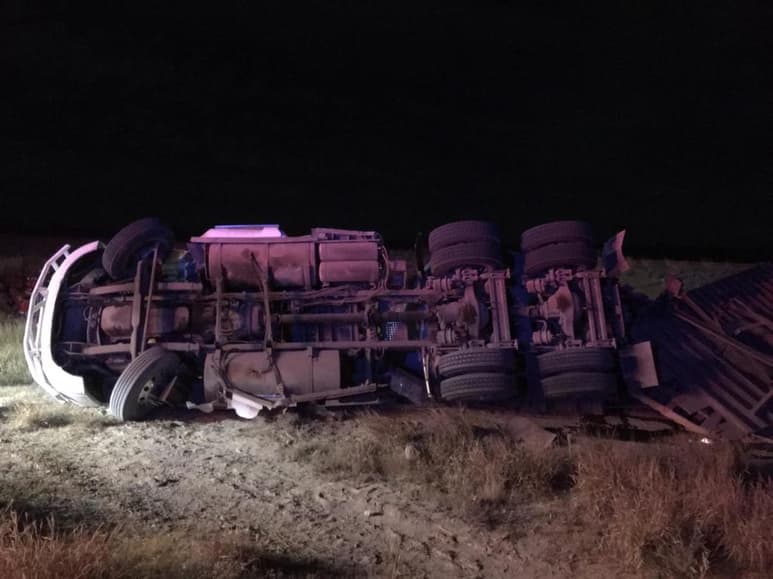 La madrugada de este sábado se registró la volcadura de un tráiler cargado con aceites y lubricantes sobre la autopista Gómez Palacio-Jiménez, a la altura de la comunidad de Ceballos, perteneciente al municipio de Mapimí. (EL SIGLO DE TORREÓN)
