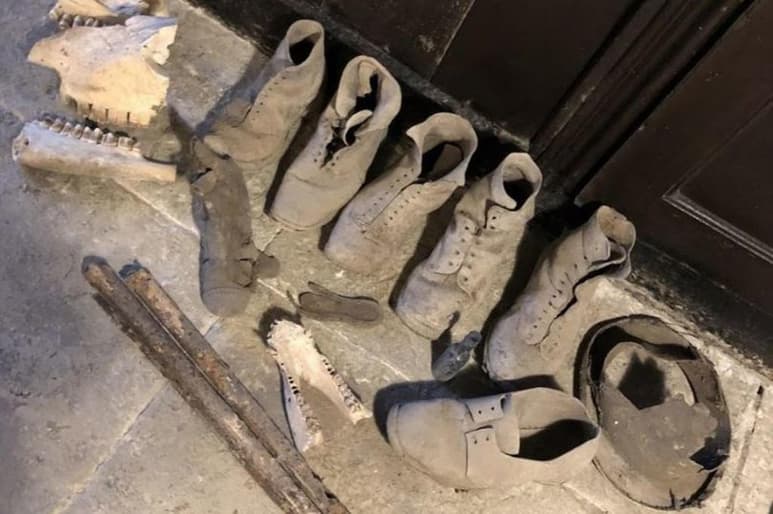El escondite se encontraba bajo las escaleras de su hogar que data del siglo XVI (CAPTURA)