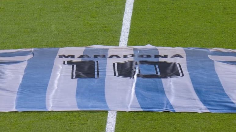 El Real Madrid homenajeó este sábado a Diego Armando Maradona, fallecido el pasado miércoles a los 60 años en Buenos Aires, colocando una camiseta gigante del ‘10’ con la selección argentina, que presidió el terreno de juego hasta la disputa del partido contra el Alavés. (Especial)