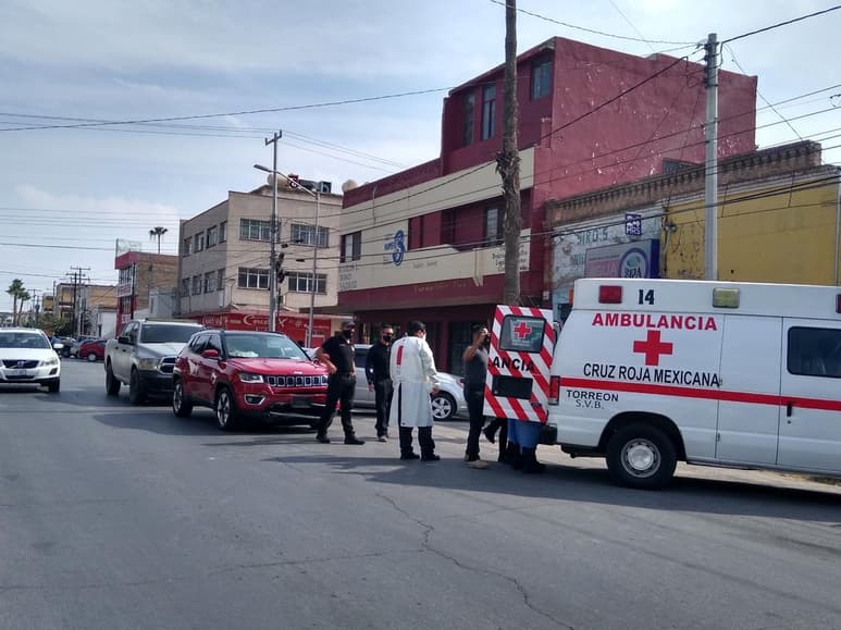 Al medio día de este sábado se registró, un choque entre una camioneta de reciente modelo y un automóvil de procedencia extranjera. (EL SIGLO DE TORREÓN)