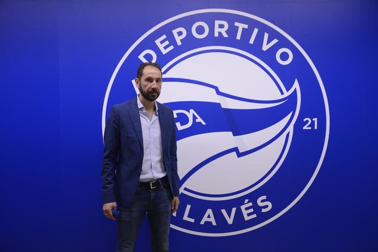 ablo Machín, entrenador español del Alavés, se mostró “muy orgulloso” de la victoria lograda por su equipo frente al Real Madrid (1-2) en el estadio Alfredo di Stéfano, y aseguró que han sido “justos merecedores” de un resultado que, según él, pudo ser más amplio.(ARCHIVO)