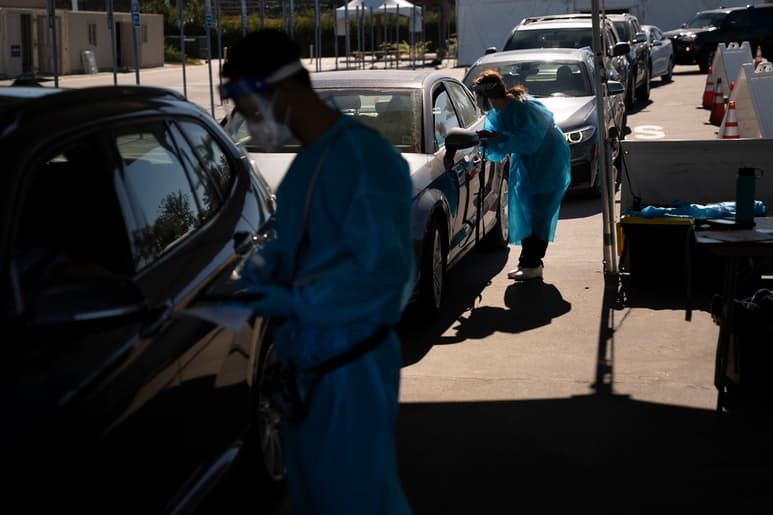 Los números de pruebas que han guiado la respuesta de EUA para combatir la pandemia serán erráticos la próxima semana. (ARCHIVO)