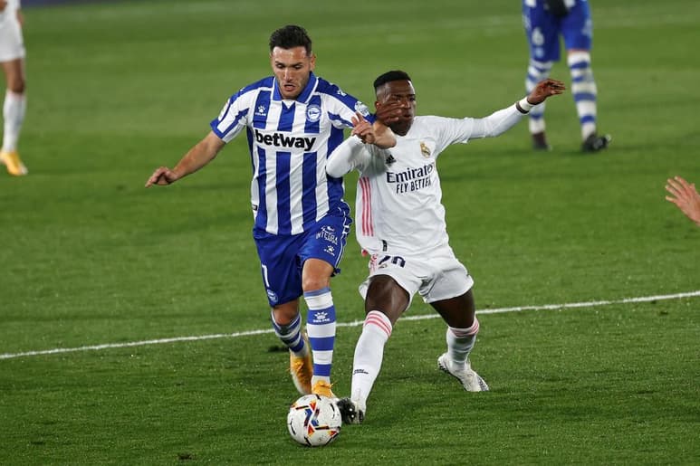 Lucas Pérez (i) disputa un balón ante el merengue Vinicius Junior, en el estadio Alfredo Di Stéfano.