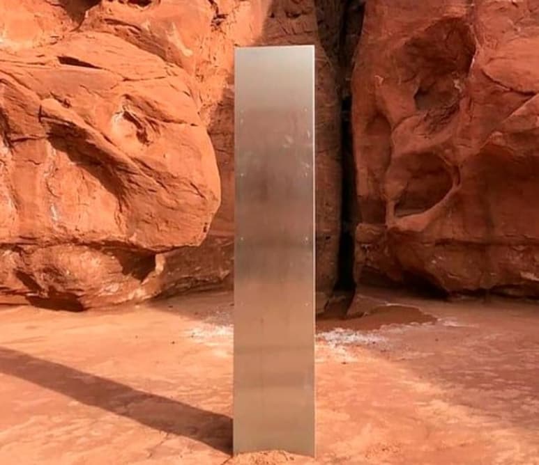  El misterioso monolito que fue encontrado en el desierto de Utah hace algunos días, fue removido por un 'grupo desconocido' luego de que se volviera viral en redes sociales como 'evidencia alienígena'. (Especial) 