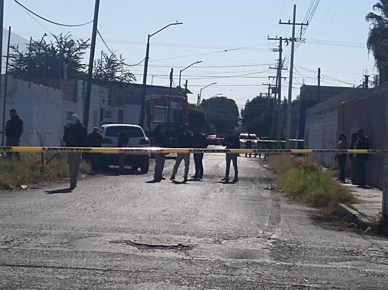 A un lado de la camioneta que manejaba, quedó un hombre luego de que fue apuñalado. (EL SIGLO DE TORREÓN)