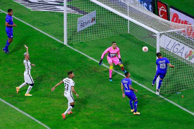 Las semifinales del torneo Guardianes 2020 quedaron definidas. Los equipos que disputarán el boleto para el partido definitorio para obtener el título del futbol mexicano serás León, Chivas, Pumas y Cruz Azul. (ARCHIVO)
