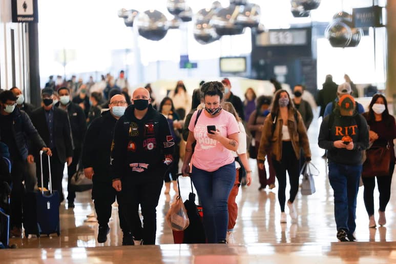 Cerca de 1.2 millones de personas pasaron por los aeropuertos de Estados Unidos el domingo, lo que representa la cifra más grande desde que la pandemia de coronavirus llegó al país en marzo, pese a las peticiones de los expertos de salud para que los estadounidenses se quedaran en casa durante el fin de semana alargado por el feriado del Día de Acción de Gracias. (ARCHIVO)
